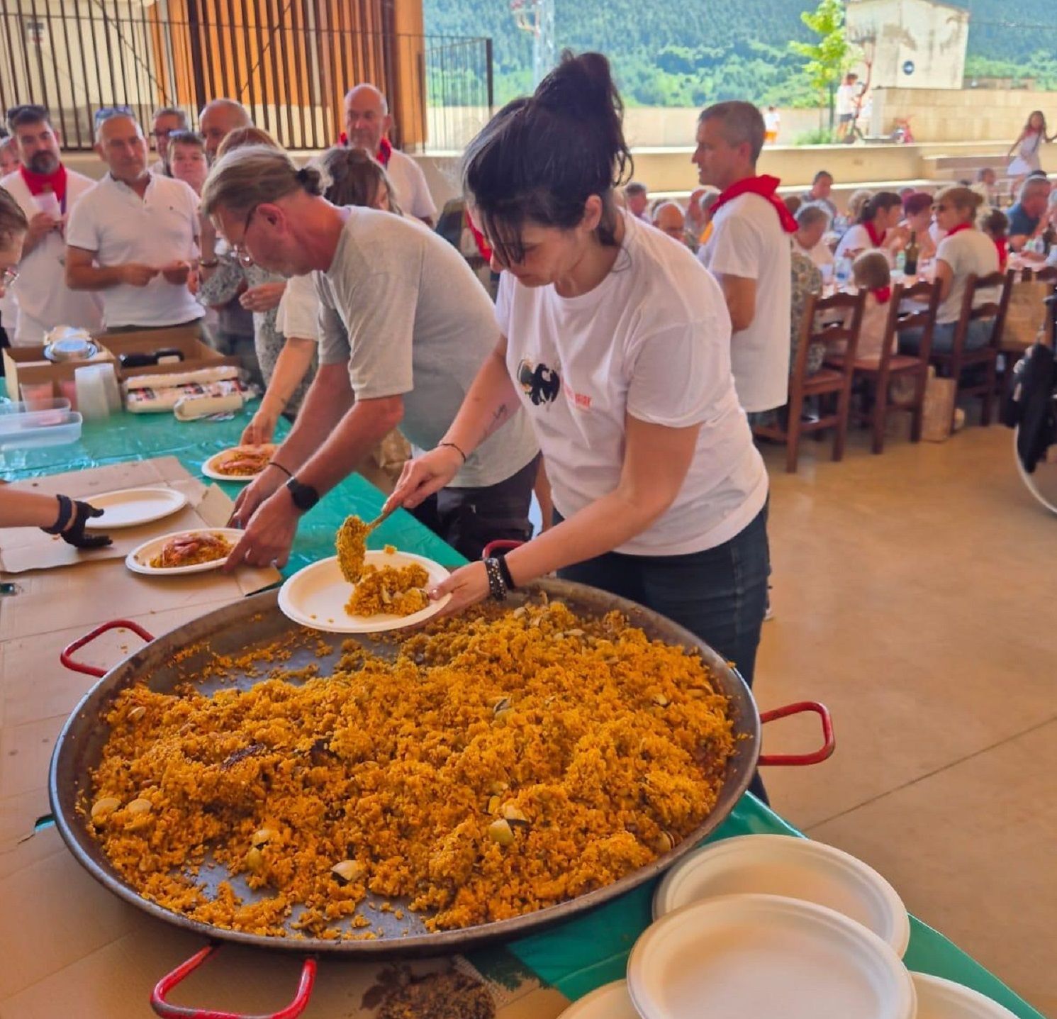 Los cocineros valencianos hicieron arroz para 300 personas, que fue repartido en las fiestas del pueblo.