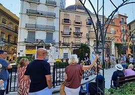 Los vecinos de Ciutat Vella durante la movilización, en la plaza de Parcent.