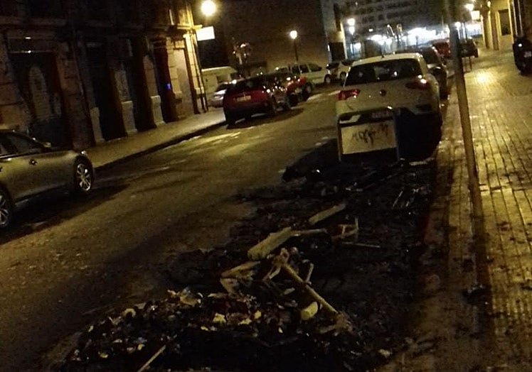 Contenedores quemados en la calle Vives Liern de Valencia.