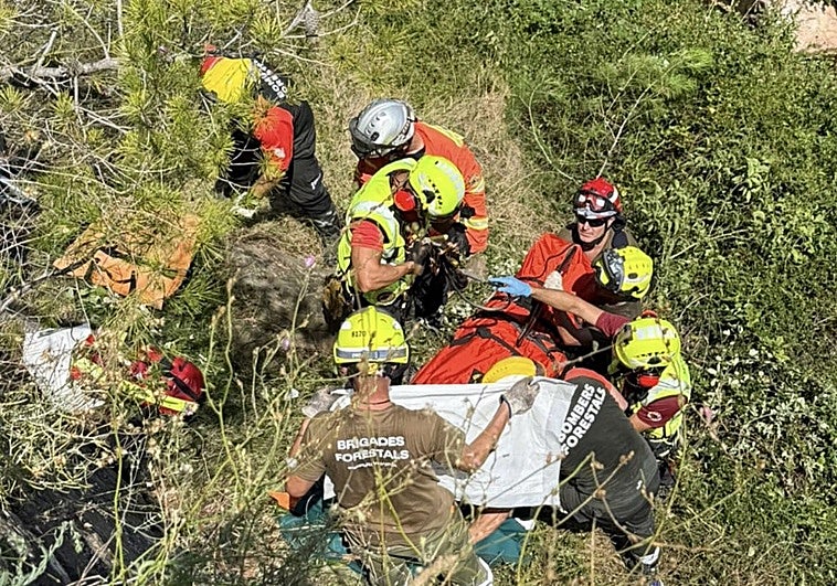 Los bomberos rescatan a la ciclista accidentada en un barranco de Gátova.