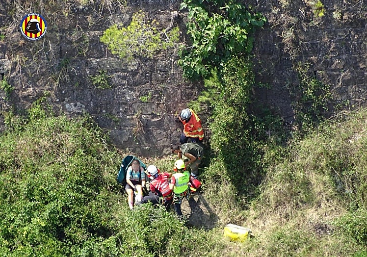 Los equipos de rescate atienden a la mujer herida en Gátova.