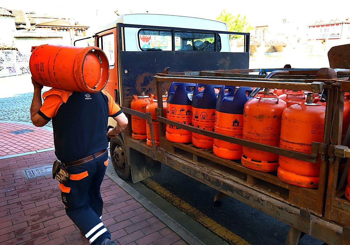 Un repartidor de butano en una imagen de archivo.