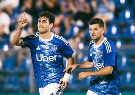 Iván Azón, con el Como italiano.