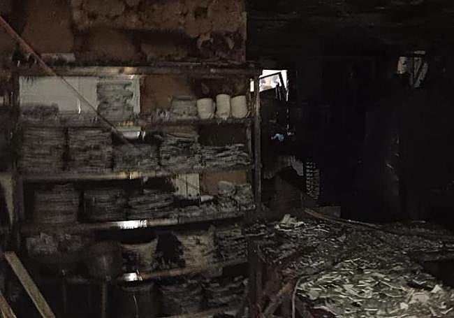 Cocina calcinada por las llamas del incendio en un restaurante de la Malvarrosa.