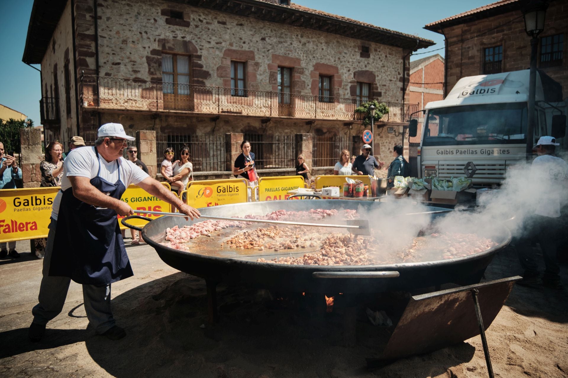 La paella más solidaria con la zona cero se cocina a 600 kilómetros de Valencia