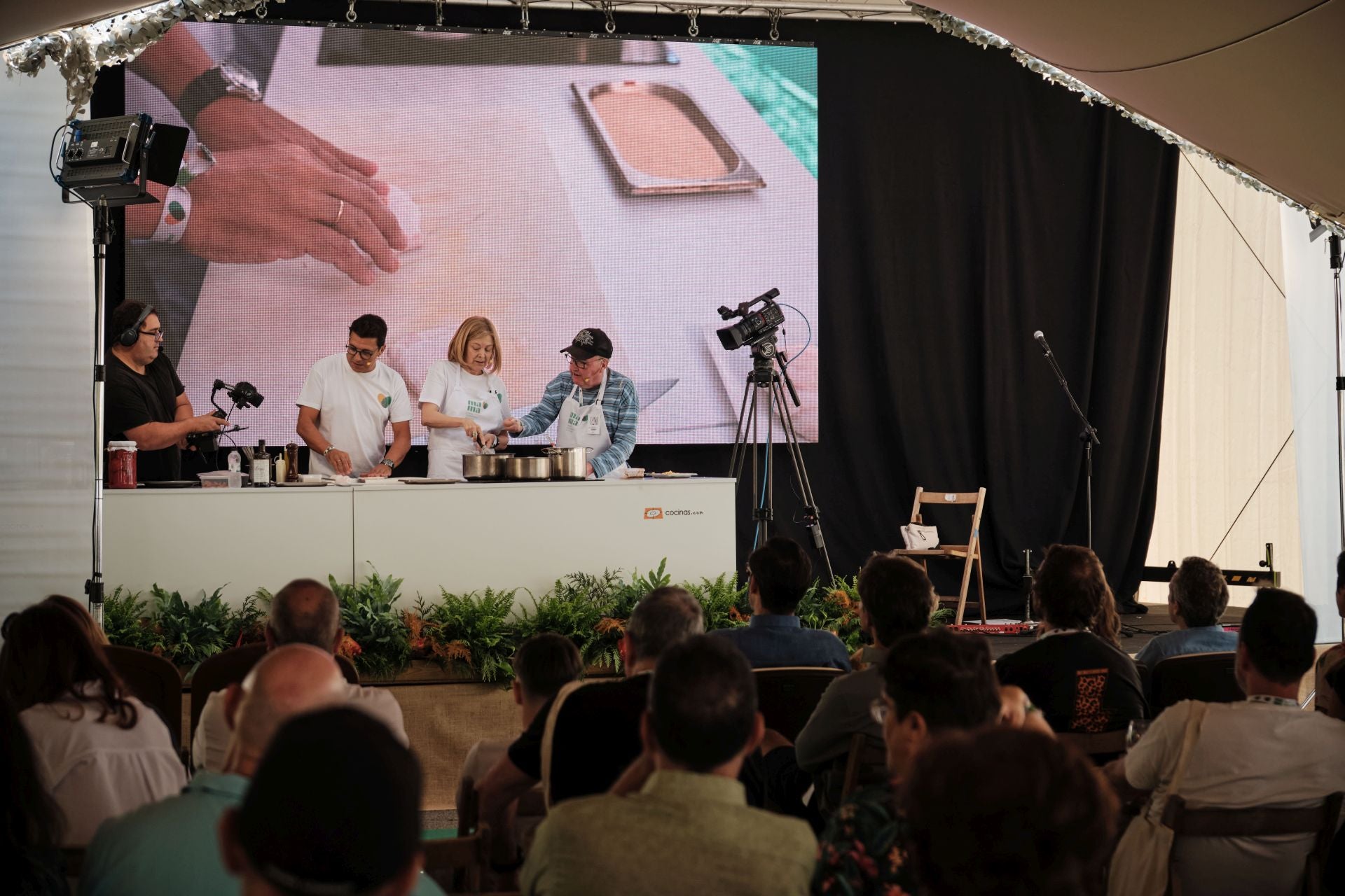 La paella más solidaria con la zona cero se cocina a 600 kilómetros de Valencia