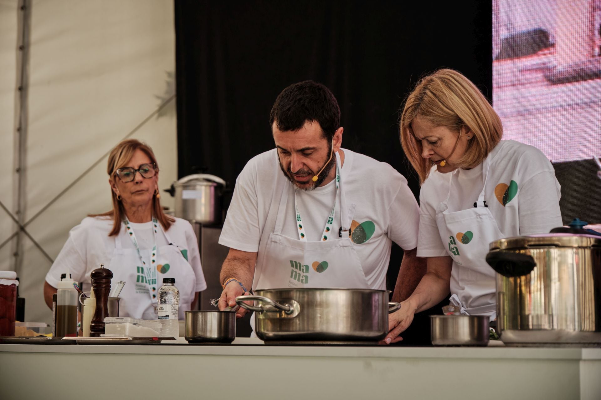 La paella más solidaria con la zona cero se cocina a 600 kilómetros de Valencia