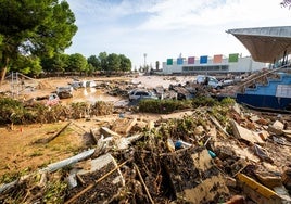 Destrozos de la dana en el campo de fútbol de Paiporta.