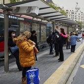 Pasajeros de la EMT en el intercambiador de la calle Xàtiva.