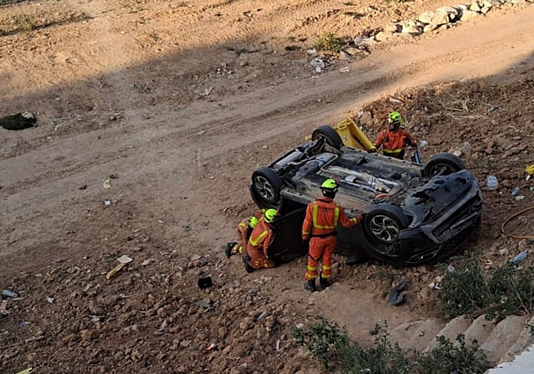 El coche siniestrado quedó volcado en el barranco del Poyo.