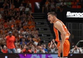 Nate Sestina celebra con rabia una canasta en la Fonteta.
