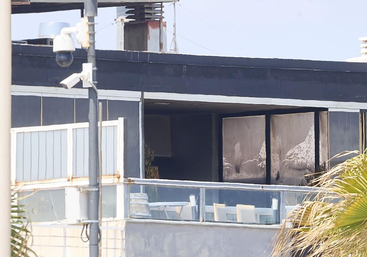 Parte de la fachada del restaurante que ha sufrido el incendio.