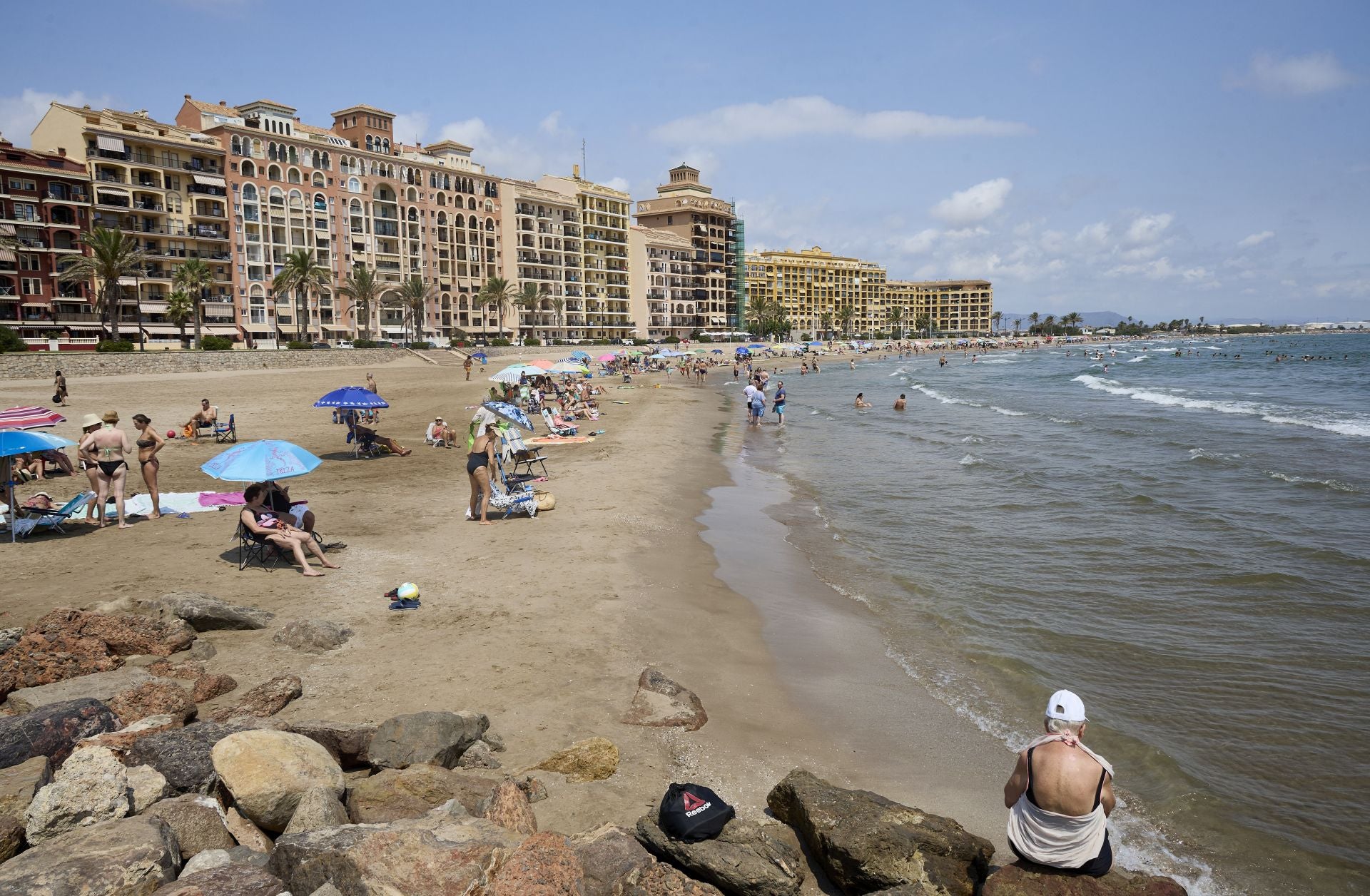 La playa, a rebosar este domingo en Valencia