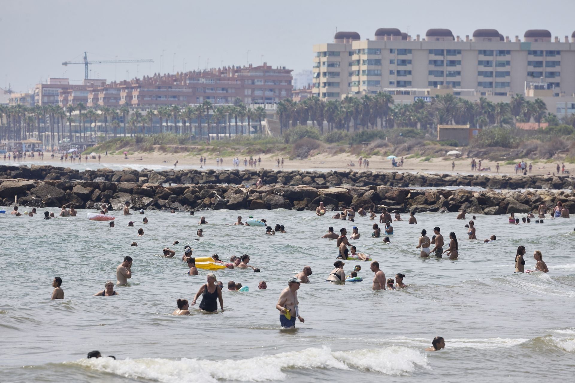 La playa, a rebosar este domingo en Valencia