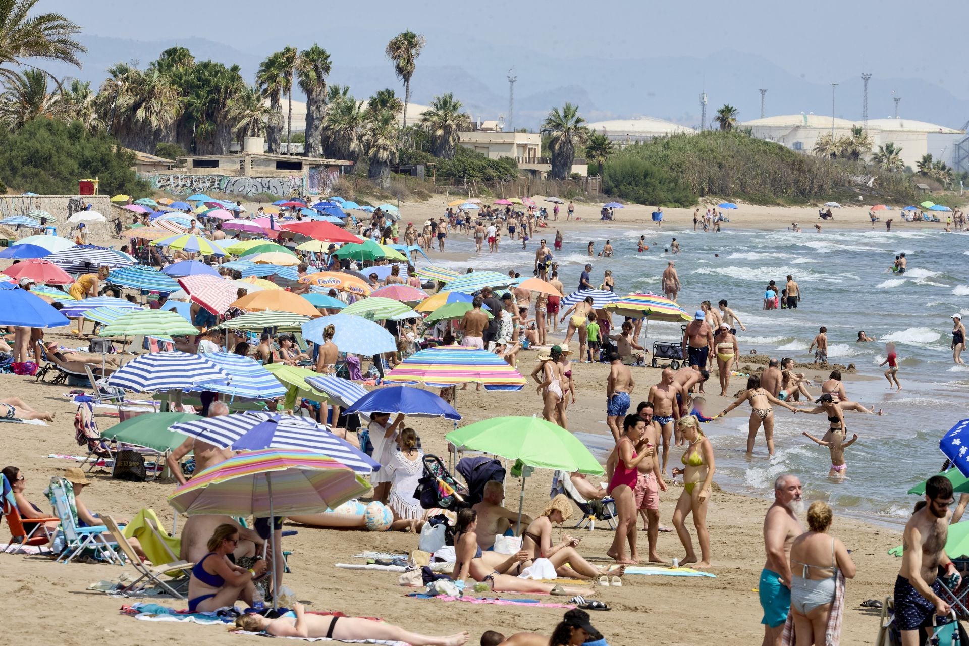 La playa, a rebosar este domingo en Valencia