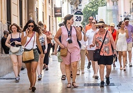 Un grupo de cruceristas, de visita este lunes en Valencia.