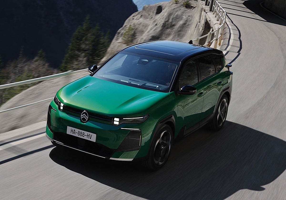 El C5 Aircross recurre a la nueva imagen de marca de Citroën con líneas más cuadradas y angulosas y una original firma luminosa.