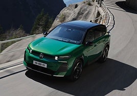El C5 Aircross recurre a la nueva imagen de marca de Citroën con líneas más cuadradas y angulosas y una original firma luminosa.