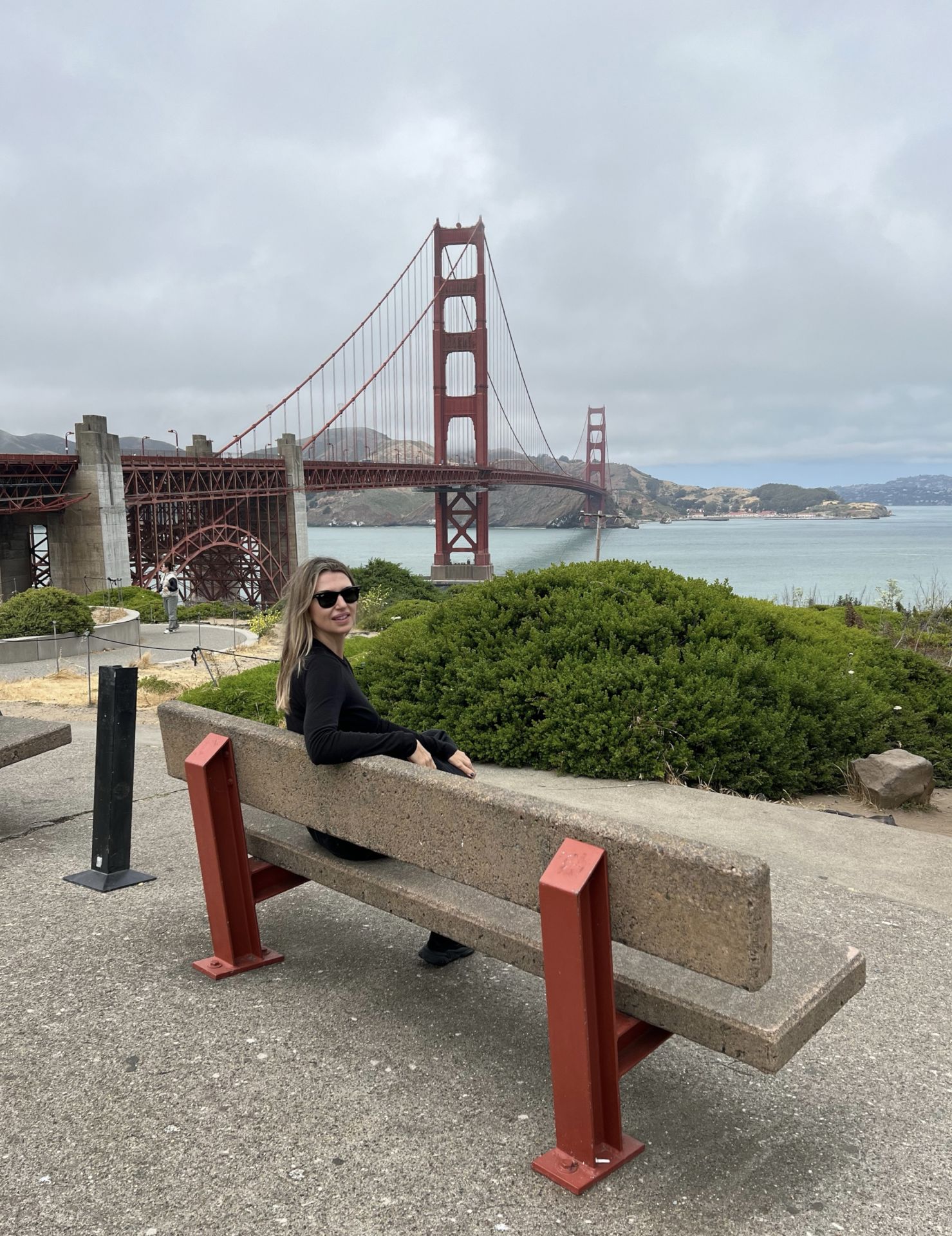 Elena Meléndez, junto al Golden Gate.