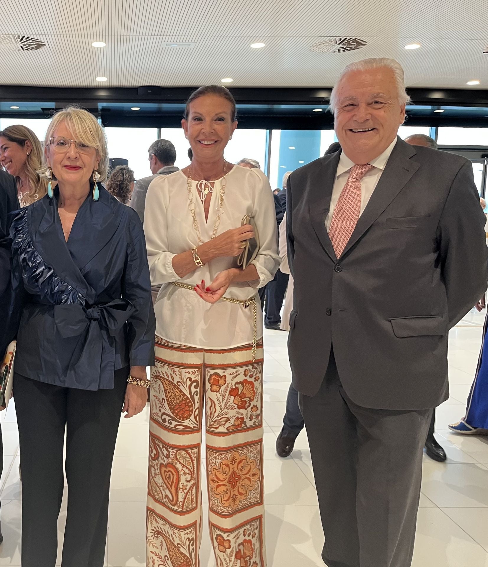 Teresa González, secretaria del Colegio del Arte Mayor de la Seda, Pilar Pons y Rafael Catalá.