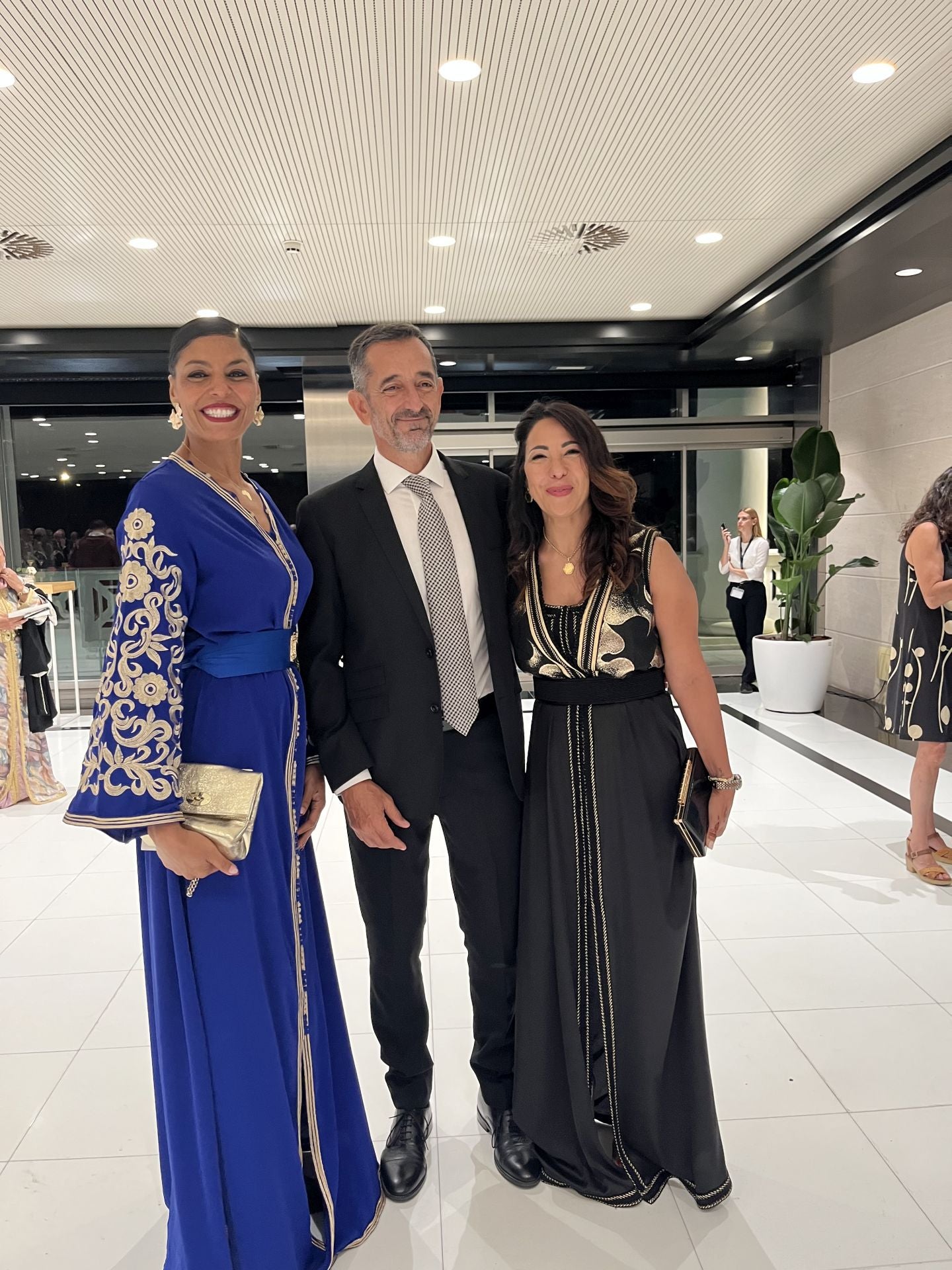 Zineb Rimi, el doctor Cavadas y su esposa, Naima el Alaouia.