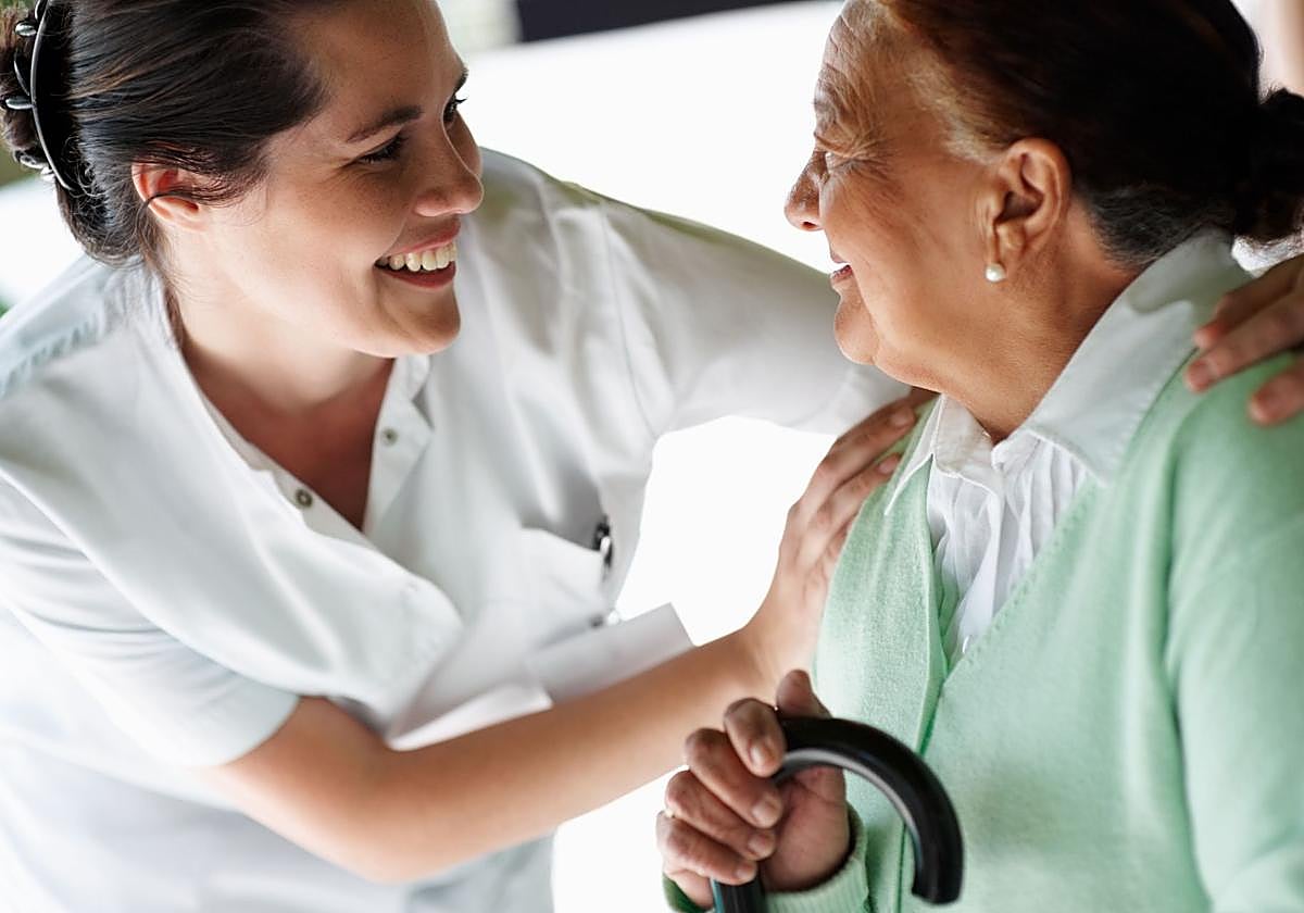Enfermera atiende a una anciana en un hospital