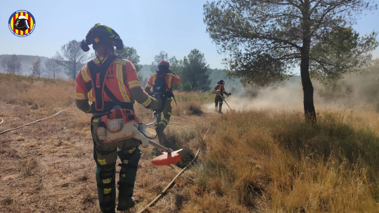 Imagen secundaria 1 - Los efectivos durante las trabajos de extinción.