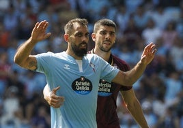 Borja Iglesias junto a Cenk.