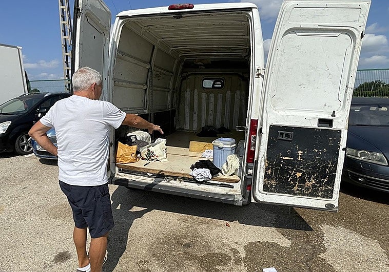 Juan muestra la furgoneta donde pernocta desde hace dos meses su amigo Daniel.