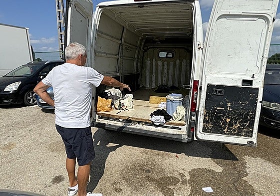 Juan muestra la furgoneta donde pernocta desde hace dos meses su amigo Daniel.