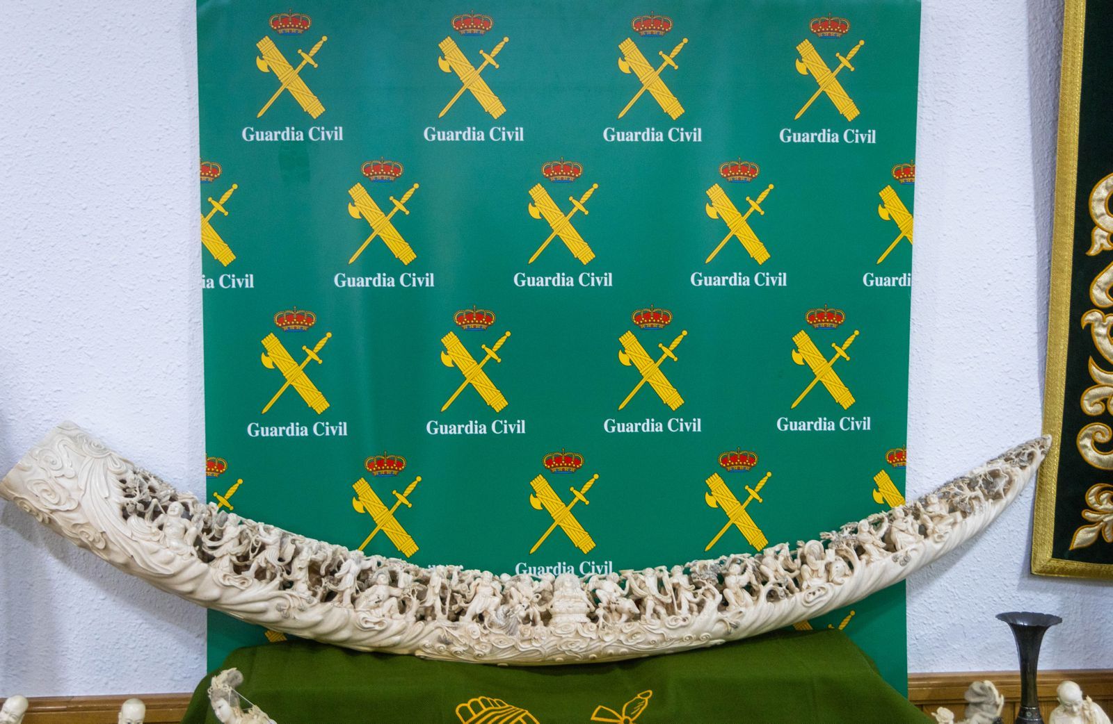 Golpe al tráfico ilegal de piezas de marfil tras la incautación de 127 piezas en un local de Valencia