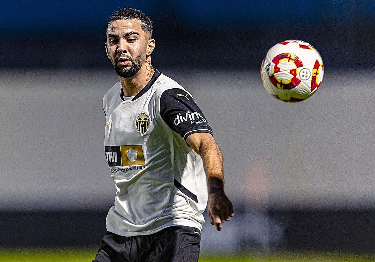 Hamza Bellari, con el Valencia Mestalla.