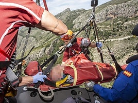 Momento en el que los rescatadores del GER suben a la persona herida con la grúa del helicóptero Alpha 01