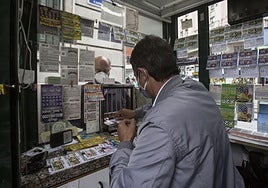 Venta de cupones de la ONCE, en un quiosco.