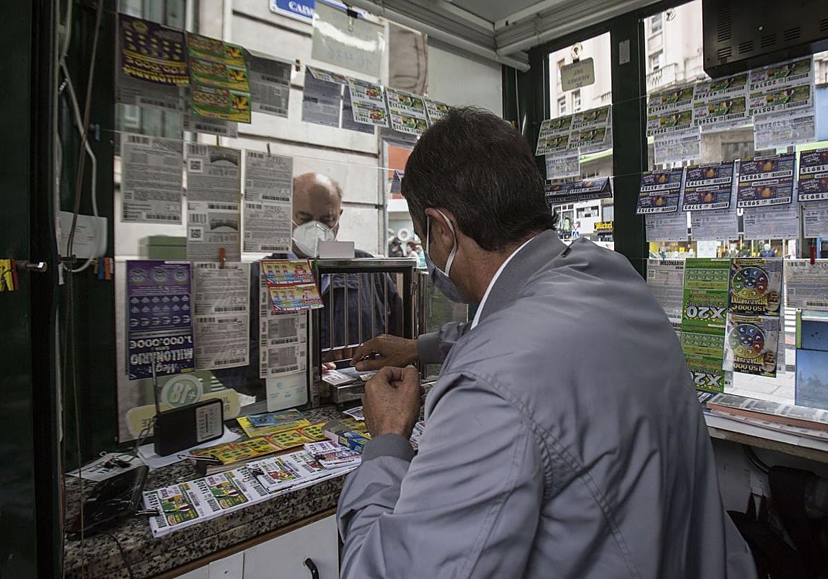 Venta de cupones de la ONCE, en un quiosco.