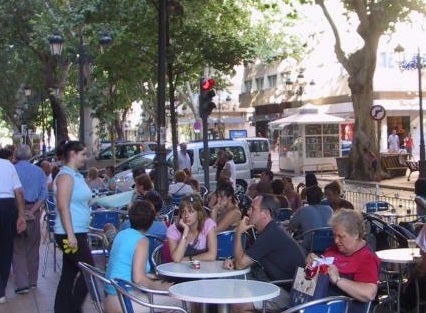 Imagen de archio de una terraza en Xàtiva, donde el sector Servicios vuelve a ser clave.
