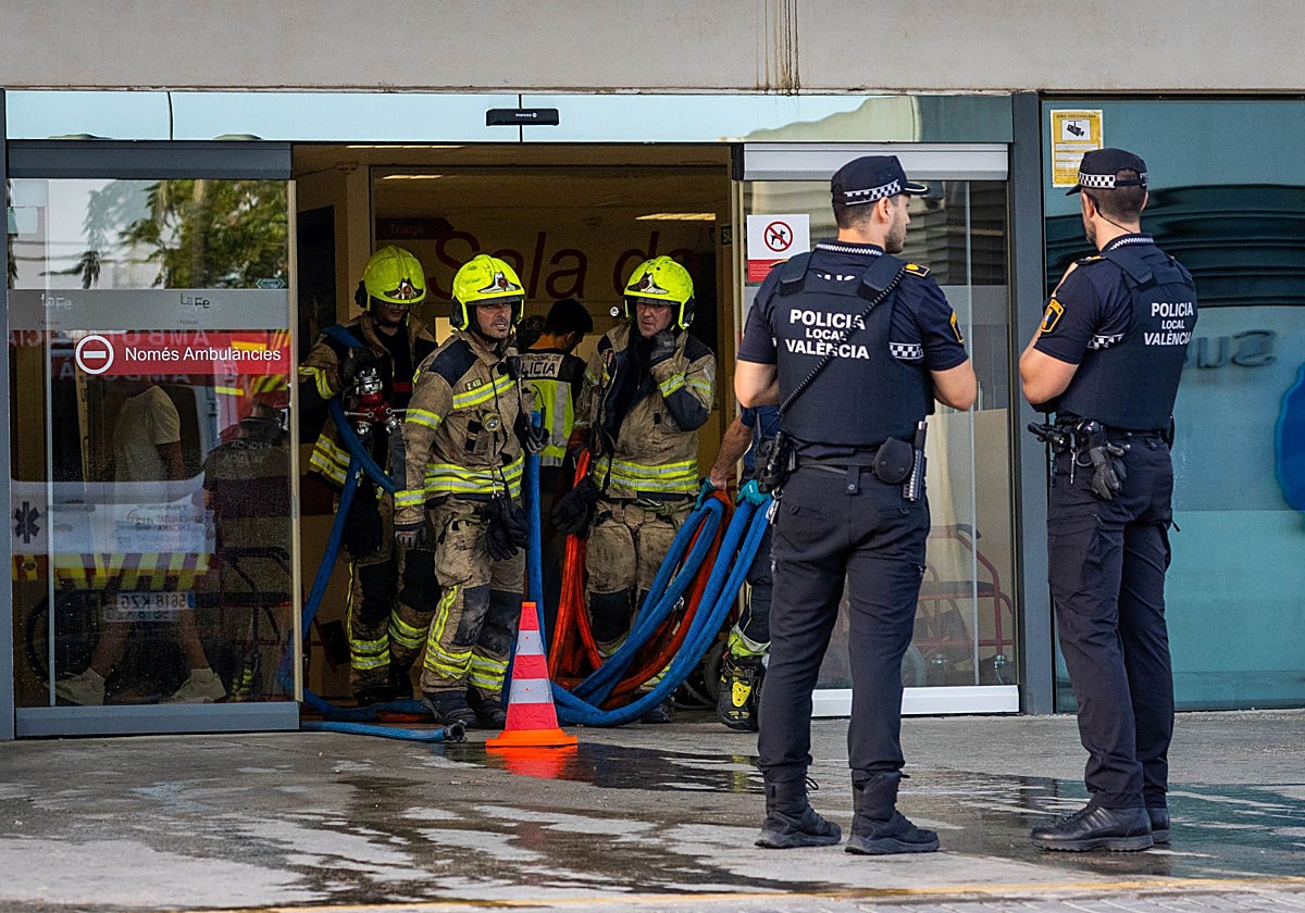 Bomberos y Policía en el incendio de La Fe.