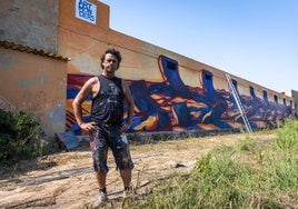 Patricio Forrester pintando un mural en la Huerta de Valencia
