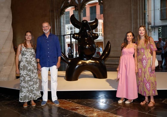 Los Reyes y sus hijas visitan una exposición de Joan Miró en Palma