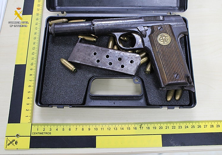 El arrestado había manipulado una de las armas de fuego acoplándole un cañón.