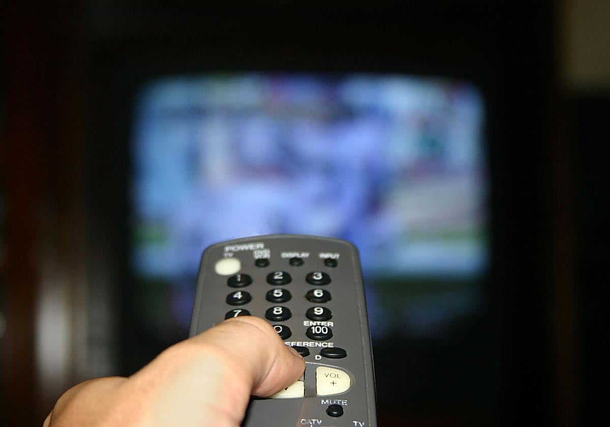 Un hombre se dispone a ver la TV.