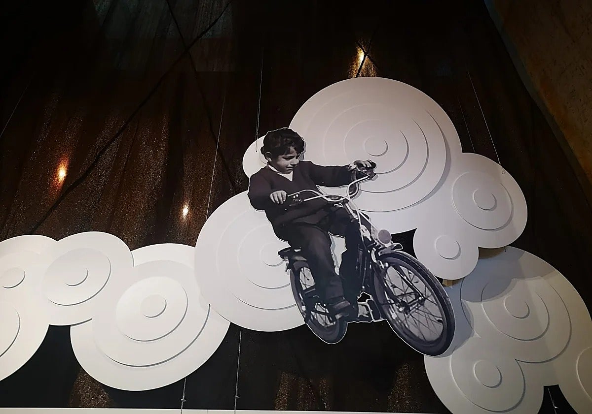 Imagen principal - Jordi de pequeño; Joan y Jordi con el coche del pequeño, y Enrique Moreno, ante uno de los artilugios (circenses) para los dulces de los Roca.