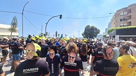 Los bomberos del Consorcio Provincial, en la mascletà de este martes en Xeraco.
