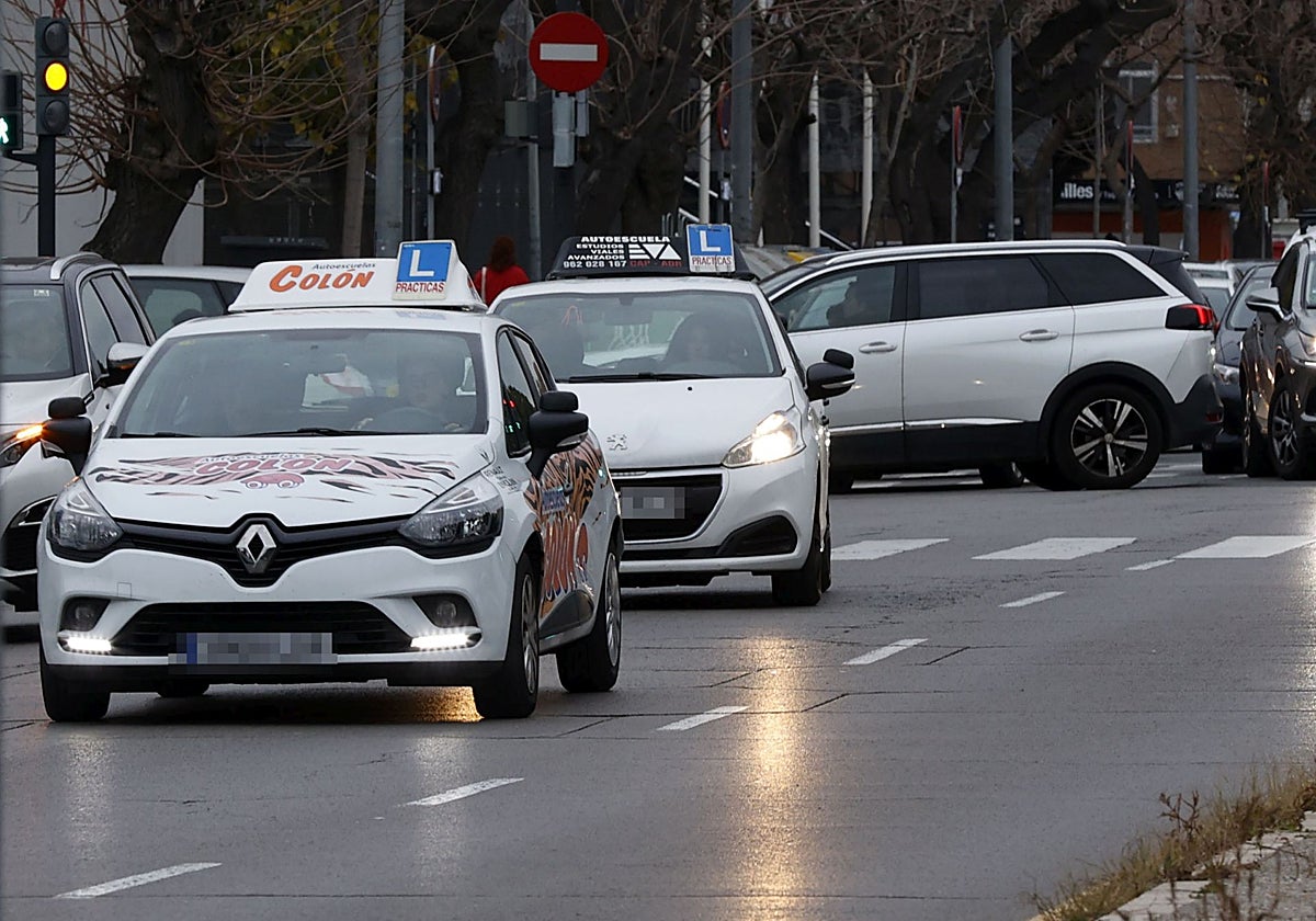 Vehículos de autoescuela durante las prácticas de coche.
