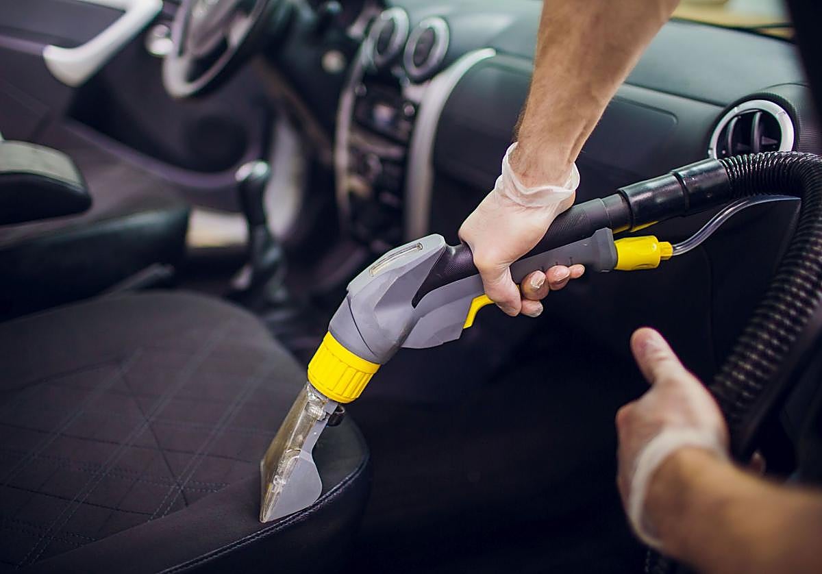 El truco definitivo para quitar la molesta arena de playa del coche