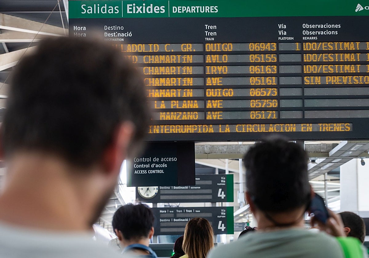 Pasajeros en la estación Joaquín Sorolla el pasado junio.