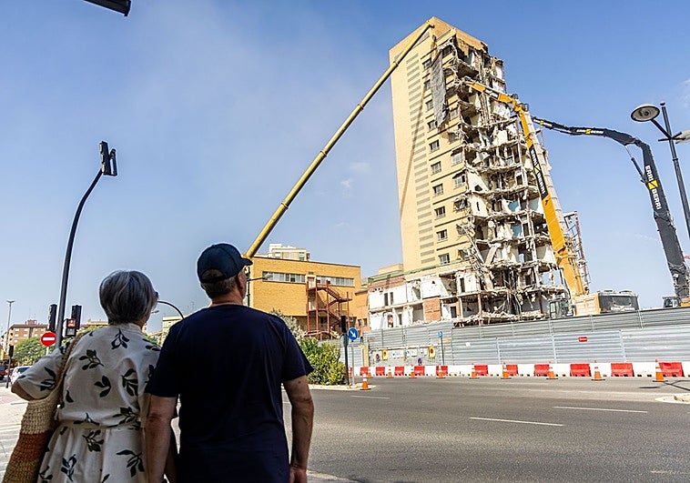 Derribo del edificio de Maternal este miércoles.