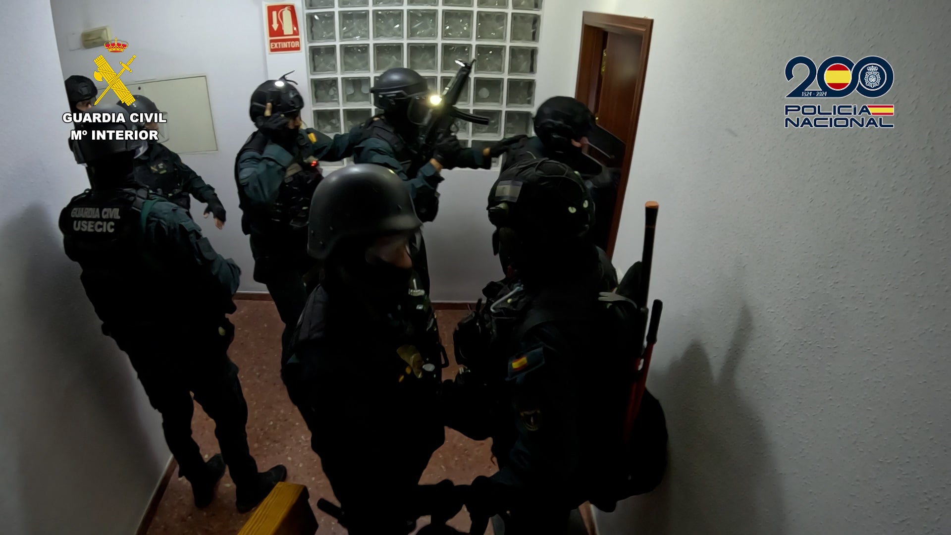 Imagen secundaria 1 - Distintos momentos del operativo llevado a cabo en el piso de Gandia donde se explotaba sexualmente a las mujeres.