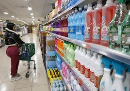 Sección de productos de limpieza del Mercadona.