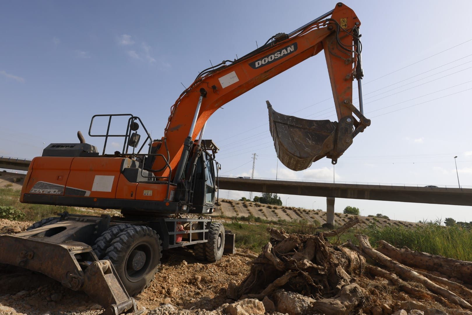 El Ayuntamiento de Valencia limpia el cauce del río ante el retraso de la CHJ
